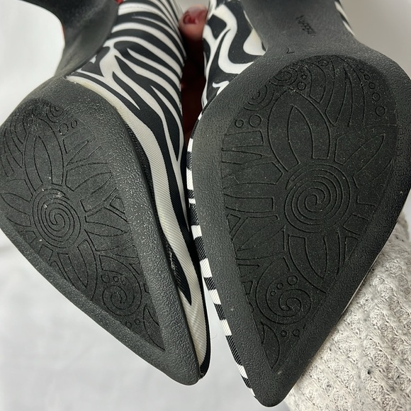 X-Appeal pointy toe zebra print fabric red stilleto 4" heel pump Sz 7 - Picture 11 of 11